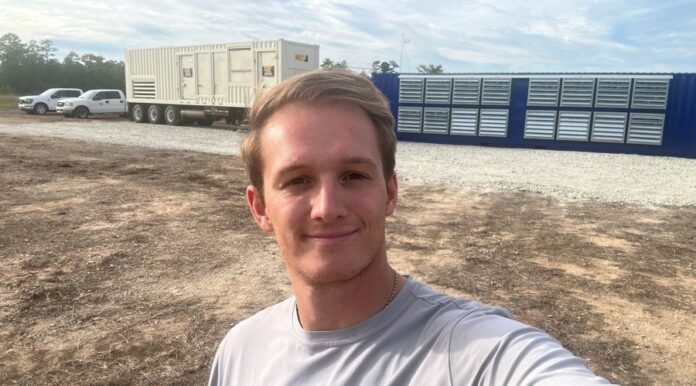 Chronos-Energys-CEO-James-McCarthy-in-front-of-a-mining-operation._id_8ed526f1-f03e-483c-909b-8383f62f372c_size900.jpeg