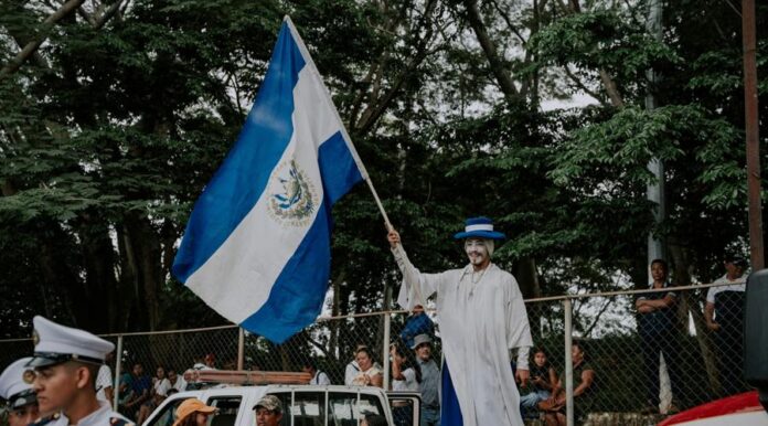 A-man-waving-the-El-Salvador-flag-Photo-Pexels_id_a4d9d627-1735-4c1e-aad7-379a43aa1361_size900.jpg