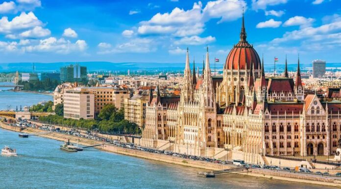 Parliament-and-Danube-riverside-in-Budapest-Hungary-shutterstock_id_bc455672-dcba-43b6-bf10-ddc0a477a8be_size900.jpg