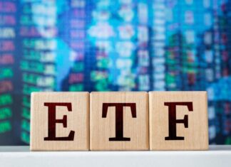 Bitcoin Price Holds $82K as Blackrock Leads ETF Rebound